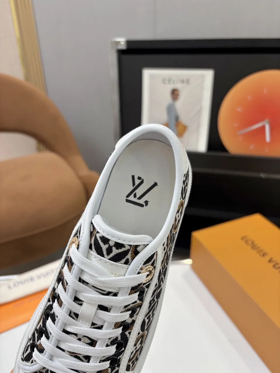 p580🐮🐮 LV couple skate shoes｜Classic jacquard, the ultimate code for a sweet outing! 👫** This pair of shoes is Louis Vuitton's love letter to fashionistas💌 - **classic presbyopic skate shoes**, the perfect choice for couples to go out on the street!  🔸 **Luxury details are a must-have**: Jacquard fabric  🔸 **So comfortable that you don’t want to take it off**: The sheepskin lining is skin-friendly and breathable, warm in autumn and winter without stuffing your feet, refreshing in spring and summer without being sticky, and you can wear it with a high-end feel in all seasons!  🔸 **Steady sense of security**: Non-slip rubber outsole, perfect grip, accompanying you through romantic streets.  **💑 Couple outfit inspiration**: ▪️ For boys, pair with leggings + baseball cap for a trendy street look!  ▪️ Girls can wear short skirts or shark pants, and the sweet and cool style is easy to choose~ **#Louis Vuitton #couple shoes #presbyopia classic** **👉 Click to collect and become the most fashionable CP in the circle of friends with him! ** Fabric: Imported cowhide/classic jacquard fabric Lining: Sheepskin lining Sole: Original rubber sole Size: Women’s size 35-42 (40/41/42 customized) Men’s size 39-45 (39.45 customized)